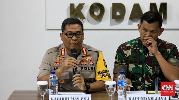 Argo Yuwono (kiri) menerangkan soal pemeriksaan kembali Sekjen PSSI Ratu Tisha oleh polisi. (