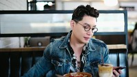 Smoothie bowl dan es kopi nampak menemani Edric yang lagi bengong. Kira-kira pria 33 tahun ini makan bareng siapa ya? Foto: Instagram edrictjandra
