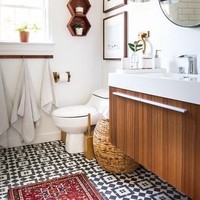 Katun memiliki tekstur lembut tapi juga cepat kering jika terkena air. Katun juga bisa bertahan cukup lama. Dengan penggunaan yang benar, karpet katun bisa bertahan bertahun-tahun. Foto: Pinterest