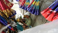 Terompet yang dijajakannya bervariasi. Ada jenis kupu-kupu, naga, singa, hingga ayam.