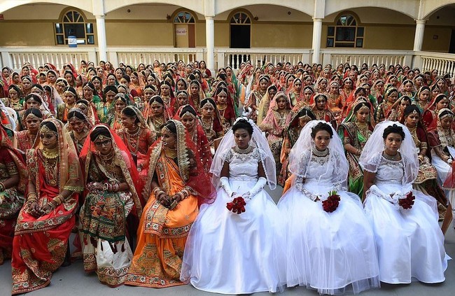 Mahesh beserta Pelayanan Administrasi India dan Kepolisian India dikatakan juga ikut dalam ritual pernikahan massal tersebut. Di antara 261 wanita yang dinikahkan, 118 di antaranya tidak punya saudara, ada pula 54 orang yang tidak punya orangtua. Foto: AFP