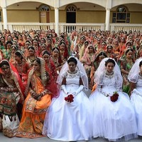 Mahesh beserta Pelayanan Administrasi India dan Kepolisian India dikatakan juga ikut dalam ritual pernikahan massal tersebut. Di antara 261 wanita yang dinikahkan, 118 di antaranya tidak punya saudara, ada pula 54 orang yang tidak punya orangtua. Foto: AFP
