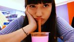Makan Es Kelapa di Vietnam, Ini Momen Kulineran Cassandra Lee