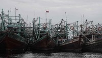 Tak melaut, kapal-kapal nelayan bersandar di sisi pelabuhan.
