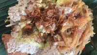  Selain sate usus dan hati ampela, juga ada bacem paru dan empal yang bikin nasi ayam makin mantap. Foto: Instagram @rivanawong