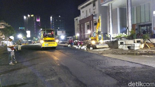 Besok Mau Diuji Coba, Pengaspalan Jalan Gubeng Dikebut
