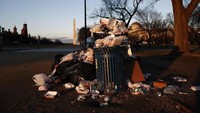Sampah-sampah itu pun membuat area di sekitar kompleks pemerintahan AS itu nampak kotor dan tak terawat. Win McNamee/Getty Images.