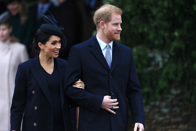 Meghan Markle memilih rancangan Victoria Beckham dari busana hingga aksesori, seperti sepatu dan tasnya. Padanan warna hitam dan biru navy menjadi andalan. Foto: Dok. Getty Images