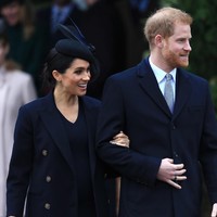 Meghan Markle memilih rancangan Victoria Beckham dari busana hingga aksesori, seperti sepatu dan tasnya. Padanan warna hitam dan biru navy menjadi andalan. Foto: Dok. Getty Images