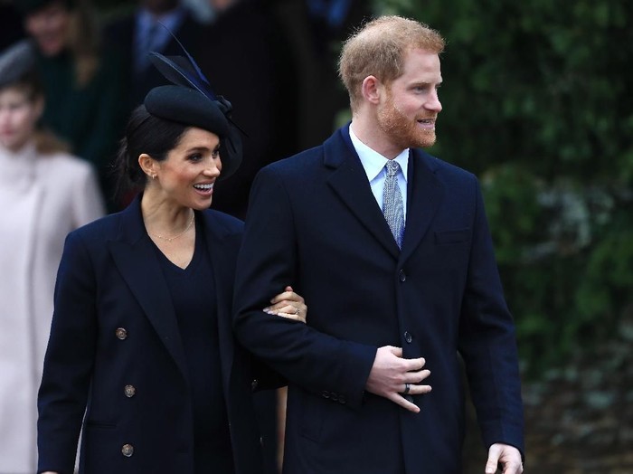 KINGS LYNN, ENGLAND - DECEMBER 25: Meghan, Duchess of Sussex speaks to well wishers after attending Christmas Day Church service at Church of St Mary Magdalene on the Sandringham estate on December 25, 2018 in Kings Lynn, England. (Photo by Stephen Pond/Getty Images)