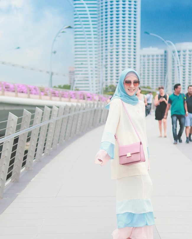 Jika ingin tampil lebih gilry dan playful, kamu juga bisa mencontek gaya Ayu Indriati. Detail layering dan ruffle dengan motif floral jadi ciri khas mereka yang senang tampil girly. Foto: Instagram/ayuindriati