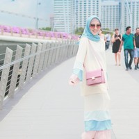 Jika ingin tampil lebih gilry dan playful, kamu juga bisa mencontek gaya Ayu Indriati. Detail layering dan ruffle dengan motif floral jadi ciri khas mereka yang senang tampil girly. Foto: Instagram/ayuindriati