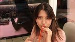 Makan Es Kelapa di Vietnam, Ini Momen Kulineran Cassandra Lee