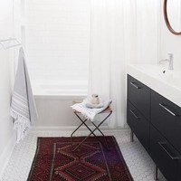 Bahan lainnya yang bisa digunakan untuk karpet kamar mandi adalah chenille. Bahan ini tahan air. Tapi terkadang, bahan tahan air agak tidak nyaman untuk berjalan di kamar mandi, khususnya setelah mandi. Foto: Pinterest