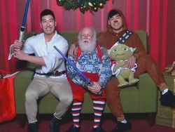 Potret Unik Dua Pria Bersama Sinterklas Selama 12 Tahun