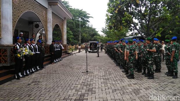Usai Upacara Militer, Jenazah Letkol Dono Dibawa ke Pemakaman