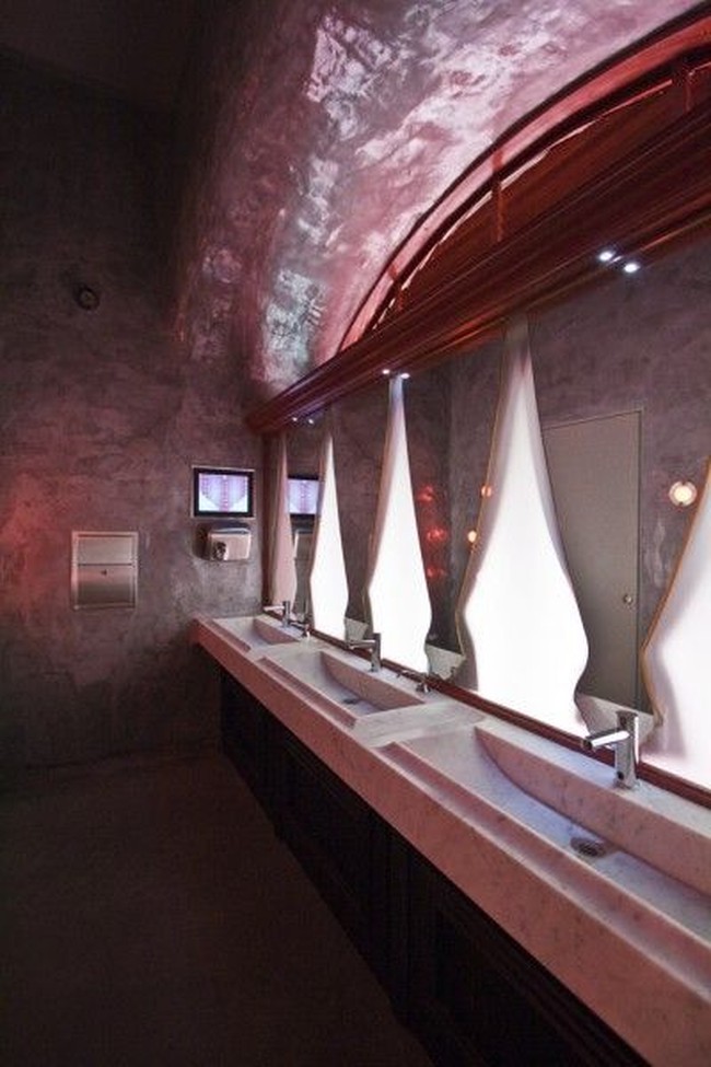 Majalah EasyJet Traveller merilis daftar 12 tempat terbaik di dunia, mulai dari kolam renang hingga toilet umum. Di kategori toilet umum terbaik dunia, muncul nama yang cukup asing di telinga traveller kebanyakan, yakni Strait Street di Malta. Foto: www.ChrisBriffa.com/Chris Briffa, Norbert Attard