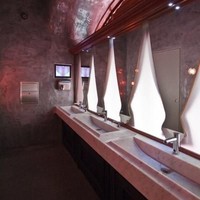 Majalah EasyJet Traveller merilis daftar 12 tempat terbaik di dunia, mulai dari kolam renang hingga toilet umum. Di kategori toilet umum terbaik dunia, muncul nama yang cukup asing di telinga traveller kebanyakan, yakni Strait Street di Malta. Foto: www.ChrisBriffa.com/Chris Briffa, Norbert Attard