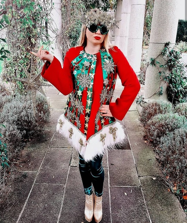 Wanita ini sangat bersemangat jika menyambut Natal. Ia punya obsesi aneh yakni menghias dirinya dengan ornamen Natal. Lihat penampilan gilanya. Foto: dok. Instagram (@jen_nollaig)