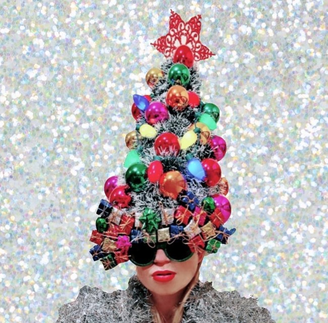 Sejak awal Desember sampai tanggal 25, Jenny pun tampil meriah bak pohon Natal berjalan. Selama 25 hari tersebut, desainer yang sering tampil nyentrik itu tampil dengan hiasan Natal yang berbeda-beda.  Foto: dok. Instagram (@jen_nollaig)