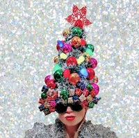 Sejak awal Desember sampai tanggal 25, Jenny pun tampil meriah bak pohon Natal berjalan. Selama 25 hari tersebut, desainer yang sering tampil nyentrik itu tampil dengan hiasan Natal yang berbeda-beda.  Foto: dok. Instagram (@jen_nollaig)