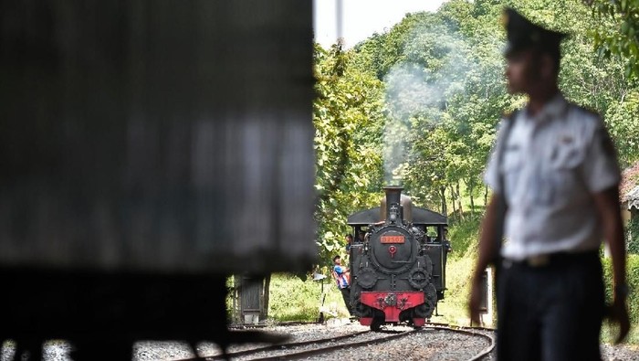 Mengisi libur Nataru berkunjung ke Museum Kereta Ambarawa menjadi pilihan menarik. Museum itu menyediakan tur keliling Ambarawa menggunakan kereta api kuno.