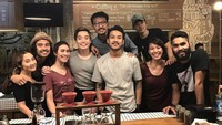 Ngopi Edric saat ini lebih istimewa. Ia mampir ke Filosofi Kopi dan bertemu Chicco Jerikho serta Rio Dewanto. Foto: Instagram edrictjandra