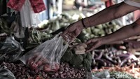 Saat ini masyarakat sudah terbiasa menggunakan kantong plastik untuk kegiatan sehari-hari. Untuk mengantisipasi bahaya yang ditimbulkan, Pemprov DKI Jakarta menyiapkan peraturan larangan penggunaan kantong plastik.