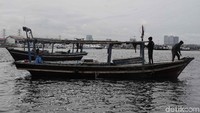 Beberapa nelayan memanfaatkan waktu luang ini untuk merenovasi kapal yang rusak.