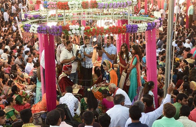 Mahesh pertama kali terpikir untuk beramal dengan menikahkan wanita tak punya ayah di tahun 2008. Ketika itu, ia diminta untuk mengatur pernikahan dari anak saudara prianya yang telah meninggal. Hingga kini, ia telah membiayai lebih dari 3,127 pengantin. Foto: AFP