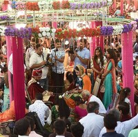 Mahesh pertama kali terpikir untuk beramal dengan menikahkan wanita tak punya ayah di tahun 2008. Ketika itu, ia diminta untuk mengatur pernikahan dari anak saudara prianya yang telah meninggal. Hingga kini, ia telah membiayai lebih dari 3,127 pengantin. Foto: AFP