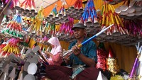 Menjelang tahun baru 2019, pedagang terompet musiman mulai menjamur memasarkan beragam jenis terompet di jalanan Jakarta.