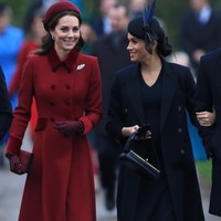 Selain tas, sepatu boots yang menghangatkan kaki Meghan pun didapat dari koleksi Victoria Beckham. Sepatu boots tinggi itu dijual 1.350 poundsterling atau Rp 25 juta. Total penampilan Meghan kali ini mencapai Rp 96 jutaan, belum termasuk sarung tangan juga topi Philip Treacy yang ia pakai. Foto: Stephen Pond/Getty Images