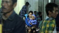 Sejumlah pengungsi di posko tsunami Kecamatan Labuhan, Banten tak bisa tidur lantaran hujan angin yang sangat kencang, Selasa (25/12) malam.