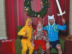 Potret Unik Dua Pria Bersama Sinterklas Selama 12 Tahun