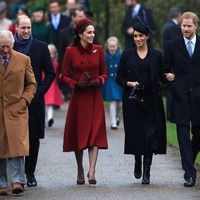 Padanan ini disempurnkan tas tangan hitam dengan bentuk modern yang dibanderol 1.550 poundsterling atau Rp 29 juta. Tas kulit itu juga datang dari label milik Victoria Beckham. Foto: Stephen Pond/Getty Images