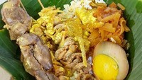 Ini racikan nasi ayam bu Nyoto yang populer. Selain suwiran opor ayam ,telor pindang bisa tambah lauk sate usus dan hati ampela ayam. Foto: Instagram @mybigfatbelly