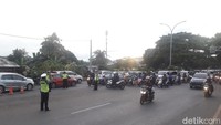 Pengeroyok Ipda Ishak membawa kotak kardus untuk sumbangan korban tsunami di Banten.