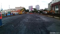 Aspal cair tersebut terlihat sudah merata di atas Jalan Gubeng yang telah padat kembali usai ambles dengan diameter 40x60 meter dan kedalaman 15 meter.