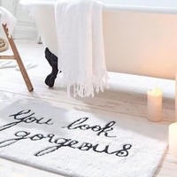 Perawatan karpet di kamar mandi juga tidak mudah. Dibutuhkan ketelitian dan keapikan agar karpet terhindari dari lembap dan bau. Foto: Pinterest