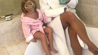 Bersama putrinya, Sia sedang santai sambil menikmati teh. Wajah keduanya juga sedang dibalur masker. Foto: instagram @diaryofafitmommyofficial