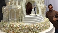 Setiap detail diperhatikan dengan baik oleh Renat. Seperti wedding cake dengan 712 jendela dan 9.000 bunga cantik ini. Foto: instagram @renat_agzamov