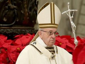 Pimpin Misa Malam Natal, Paus Fransiskus Kutuk Kemiskinan dan Materialisme