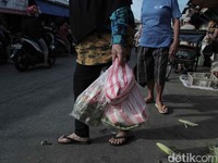 Ribut-ribut Kantong Plastik Harus Kena Cukai
