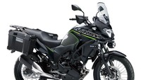 Kawasaki Versys X 250 yang akan diluncurkan adalah varian tourer, jadi sudah mendapat seperangkat aksesori seperti crash bar, hand guard, dan box pannier. Foto: Pool (Young)