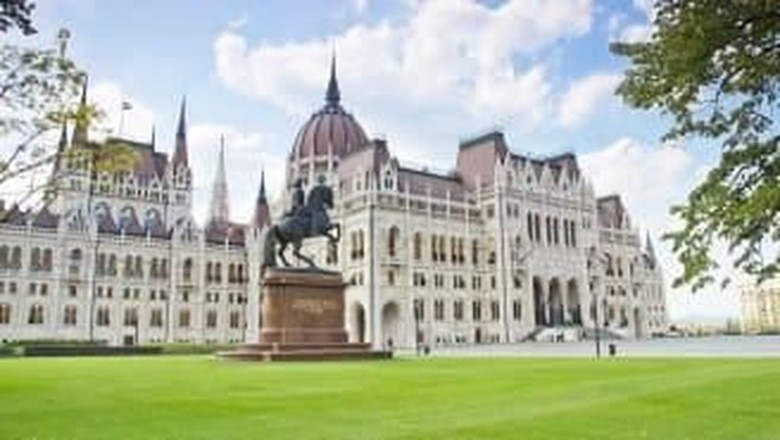 Gedung Parlemen di Hungaria Gedung Parlemen di Hungaria ini memiliki daya tarik sendiri yang dikunjungi oleh 700 ribu wisatawan per tahun. Seperti inilah wujudnya.
