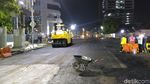 Pengaspalan Jalan Gubeng Dikebut Hingga Malam