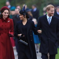 Tubuh ramping Kate dibungkus dress bersiluet coat dari Cathrine Walker yang dipermanis dengan bros silver bergaya klasik. Tidak ketinggalan, heels velvet dan clutch senada. Foto: Stephen Pond/Getty Images