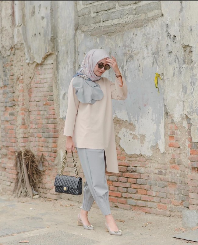 Jika kamu ingin tampil lebih simple tapi manis, sepertinya Mega Iskanti bisa jadi acuanmu. Potongan blouse yang sederhana tapi ciamik bisa membuatmu tetap nyaman beraktivitas. Foto: Instagram/megaiskanti