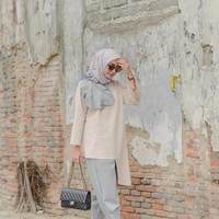 Jika kamu ingin tampil lebih simple tapi manis, sepertinya Mega Iskanti bisa jadi acuanmu. Potongan blouse yang sederhana tapi ciamik bisa membuatmu tetap nyaman beraktivitas. Foto: Instagram/megaiskanti